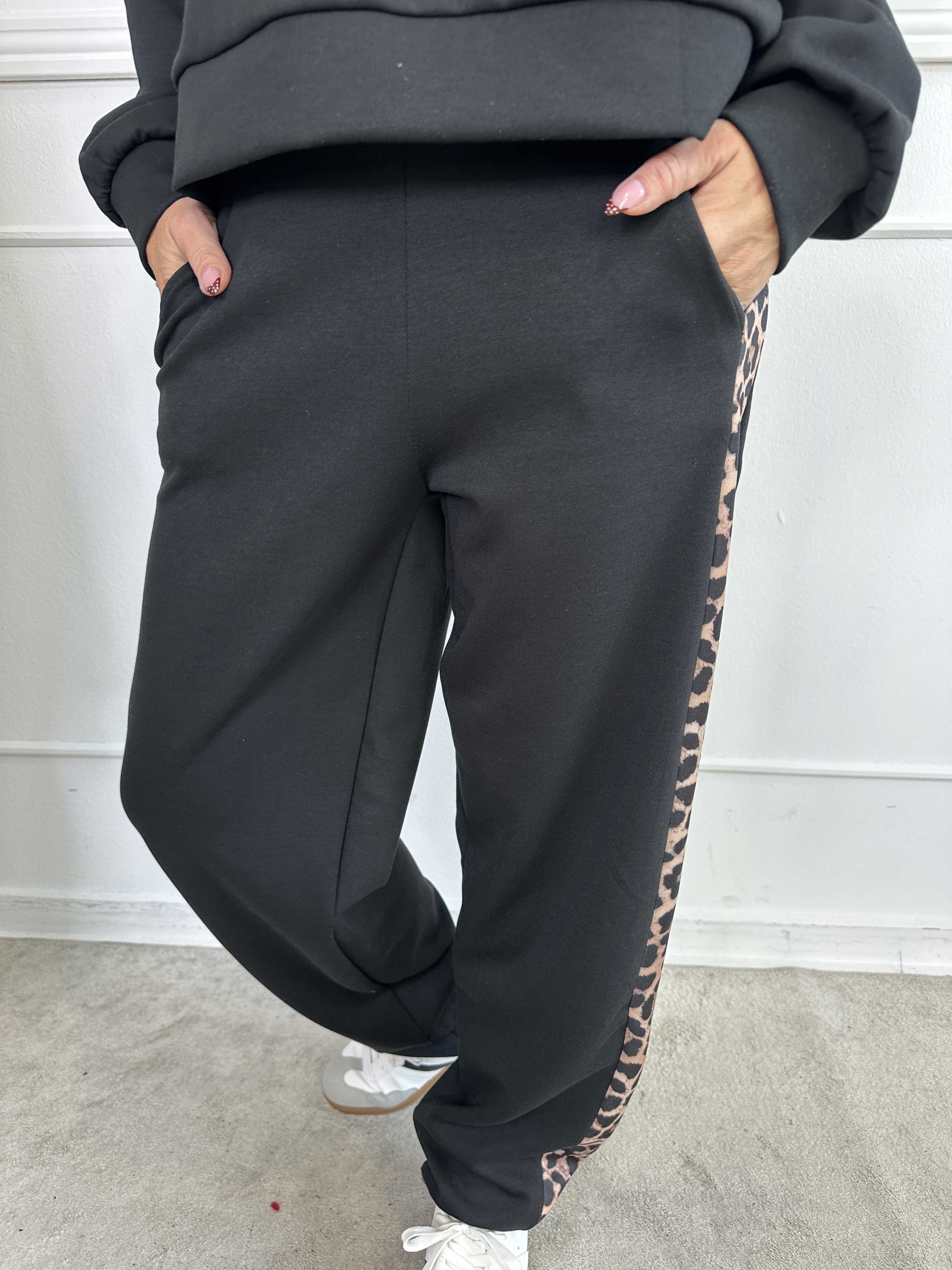 Rosita - Mjukisset med ränder i leopardmönster